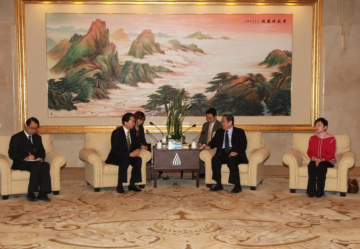 上海市委书记俞正声（前排右二）会见鸠山由纪夫（前排右三），李小林会长（右一）陪同会见