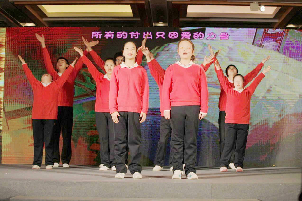 北京宣武培智学校的同学们表演歌曲《和你一样》