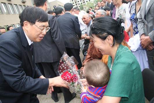 陈昊苏会长慰问病愈患者